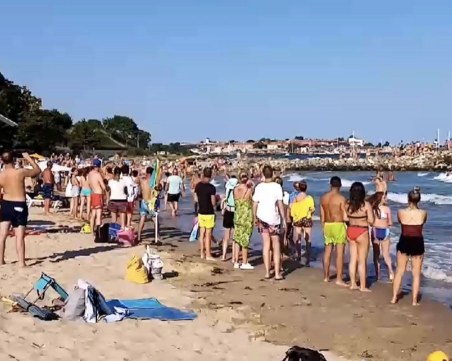 На косъм от трагедията! Трима щяха да се удавят в Несебър, спасители ги извадиха