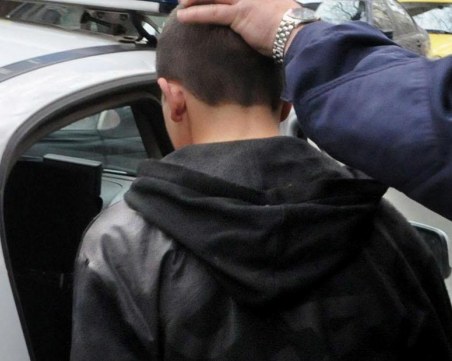 Непълнолетен открадна и подкара микробус в Пещера