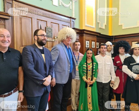 С папаха и лампата на Аладин, Зико изпрати участници от фолклорния фест