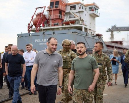 Украйна е готова с първия кораб със зърно след сделката с Русия