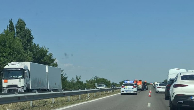Пътен инцидент затрудни движението по автомагистрала „Тракия”. Образувала се е