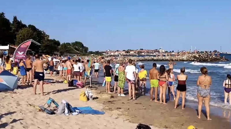 На косъм от трагедията! Трима щяха да се удавят в Несебър, спасители ги извадиха