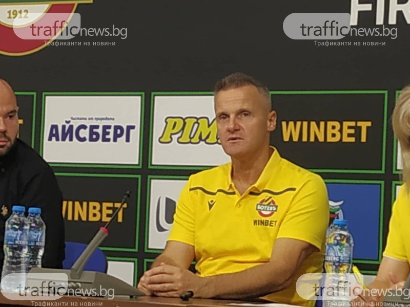 Треньорът на Ботев Азрудин Валентич говори при завръщането на отбора