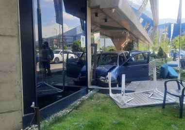 Автомобил се вряза в мебелен магазин в София предаде репортер