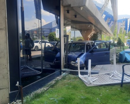 Автомобил се вряза в мебелен магазин в София