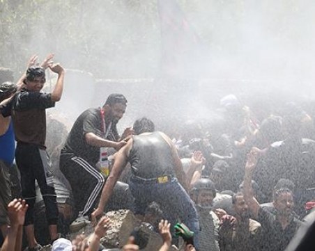 Безредици в Багдат! 120 ранени при нахлуване в парламента