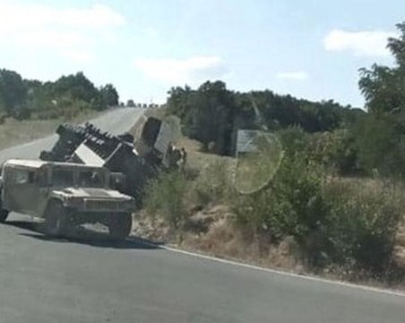 Военна платформа се преобърна край Ново село