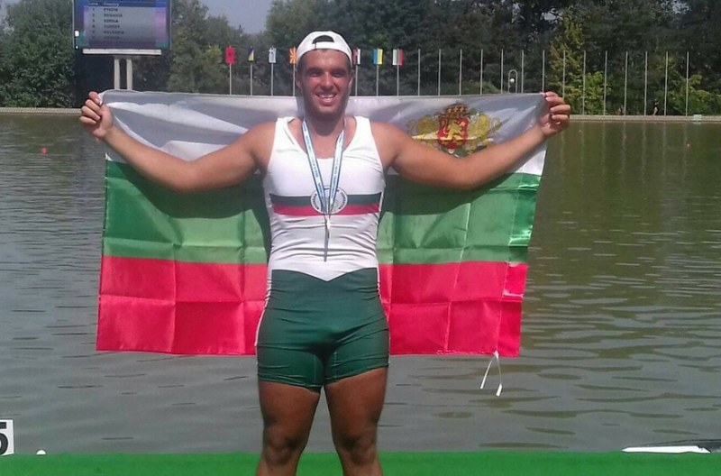 Най-перспективният български гребец Емил Нейков спечели бронзов медал на Световното