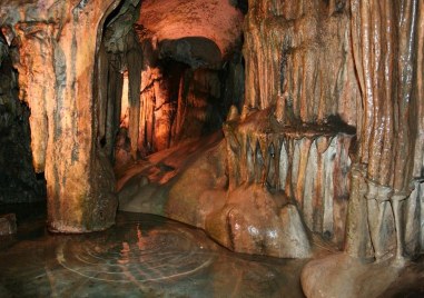 Една от любимите туристически дестинации у нас е пещерата Леденика