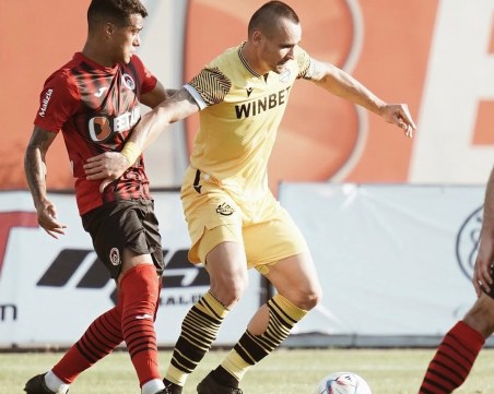 Ботев игра над 60 минути с 10 човека и пак загуби