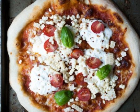 Освежаваща лятна пица с моцарела, босилек и царевица