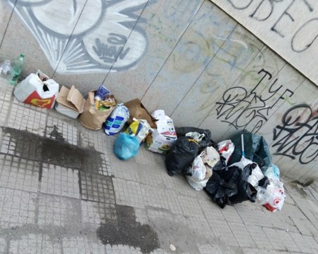 Превърнаха в сметище междублоково пространство в Кючука