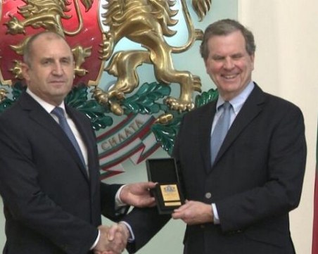 Президентът удостои с почетен знак директора на Американския еврейски комитет