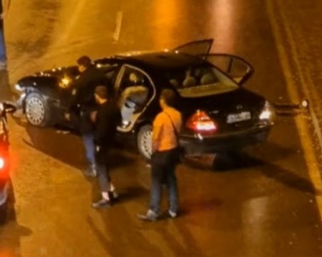 Тежка катастрофа в София, от едната кола са избягали петима