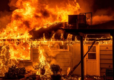 Най обширният пожар в Калифорния за тази година продължава да се