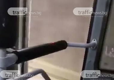 Шофьор по линия 66 пътува с отворена врата за това
