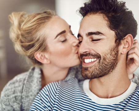 12 признака, че се срещаш с момиче, а не с жена