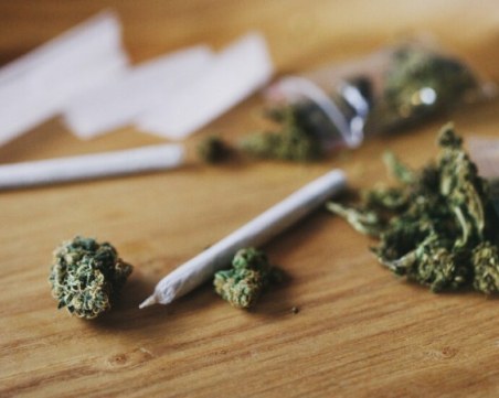 Арестуваха 15-годишна пловдивчанка за разпространение на марихуана