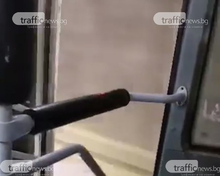 Шофьор от градския транспорт пести от климатик, пътува с отворена врата