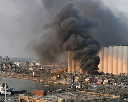 Срути се част от огромен силоз за зърно на пристанището в Бейрут