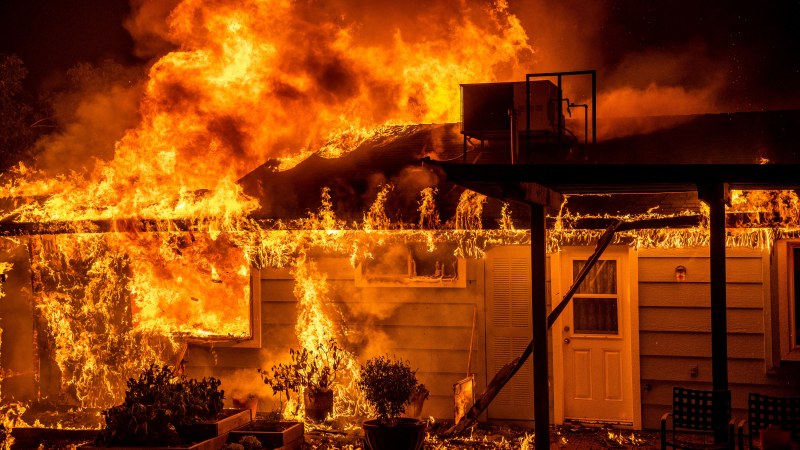 Най-обширният пожар в Калифорния за тази година продължава да се