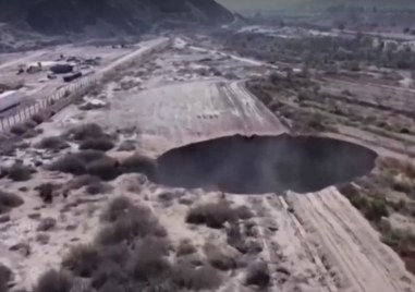 Властите в Чили разследват появата на мистериозна дупка с диаметър