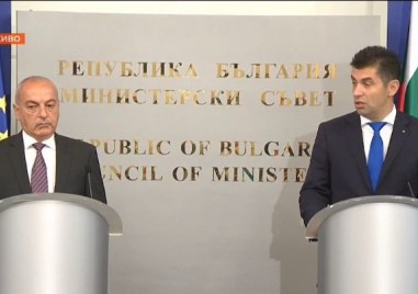 След церемонията по представянето на служебния кабинет в Президентството премиерът Гълъб Донев и