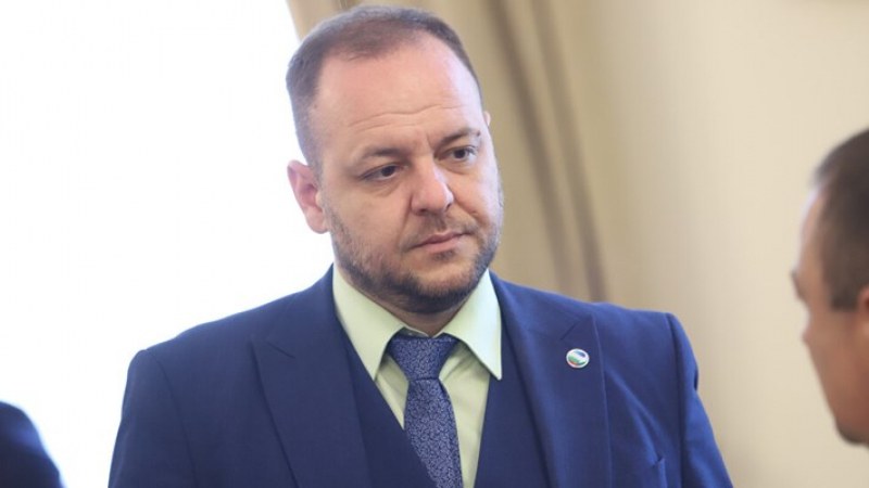 Бившият министър на околната среда Борислав Сандов е разписал вчера