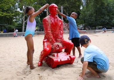 Червена статуя на руския президент Владимир Путин се появи на