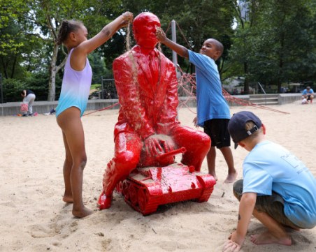 Червена статуя на Владимир Путин на танк бе поставена на детска площадка в Ню Йорк