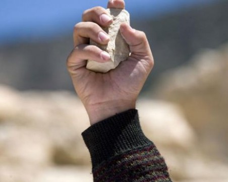 Жена замери с камък свой съгражданин в Първомай, глобиха я 150 лева