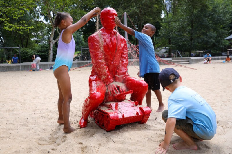 Червена статуя на руския президент Владимир Путин се появи на