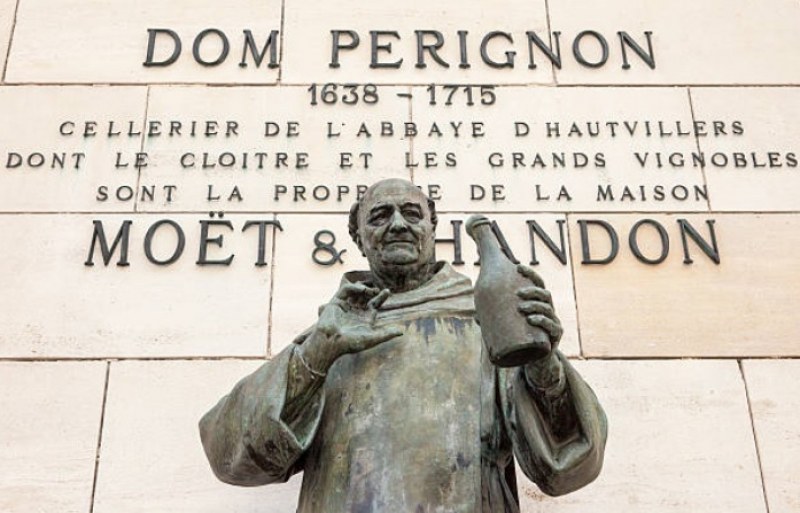 На този ден: Бенедиктинският монах Дом Периньон създава шампанското