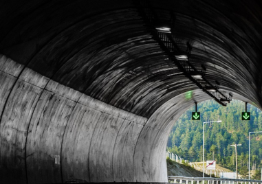 Предстои осветлението в тунела на Е 79 да бъде възстановено днес