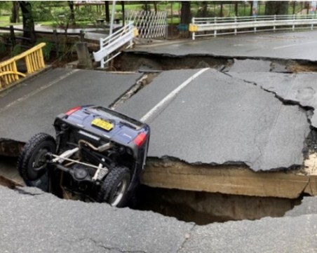 Кола пропадна по средата на път в Япония