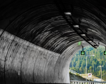 Пускат осветлението в тунел 