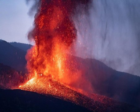 Вулкан изригна в Исландия, има леко обгазяване в района