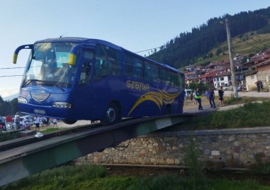 Автобус аварира на мост в Копривщица и увисна на две колела