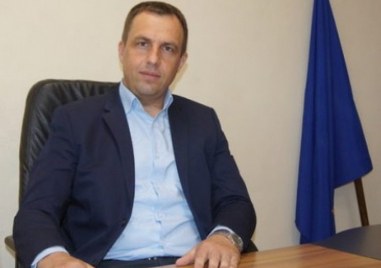 Министърът на финансите Росица Велкова освободи Павел Тонев от поста