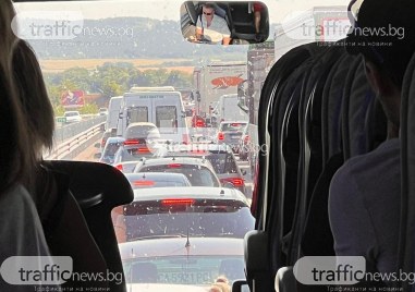 Катастрофа с обърнат автомобил на АМ Тракия затруднява движението За