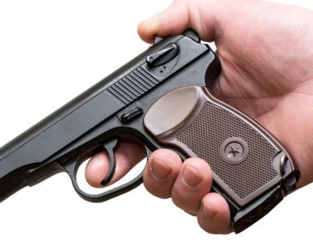 18-годишен насочи пистолет срещу свои връстник в село Кочан