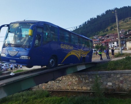 Автобус с 50 пътници увисна на мост в Копривщица