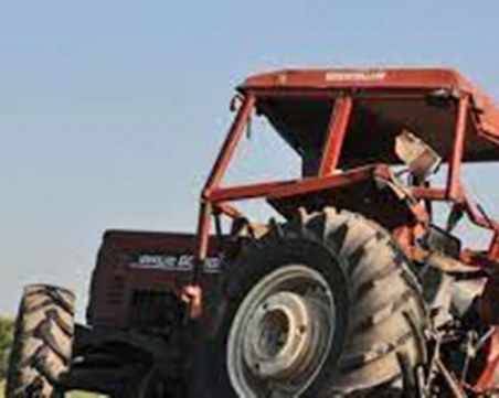 Мъж загина, след като тракторът му падна в пропаст