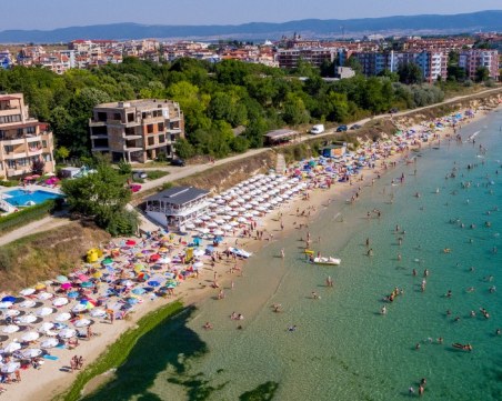 На плаж в Равда задължително плащаш чадър и шезлонг, дори да не ги ползваш