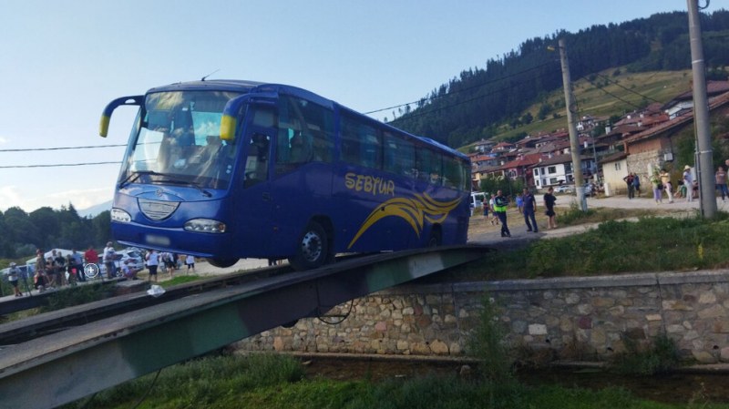 Автобус с 50 пътници увисна на мост в Копривщица