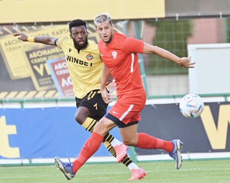 Ботев с победа в неофицалния дебют на новия треньор, Елвис Ману започна с гол