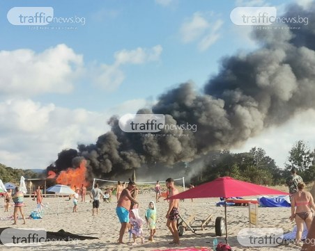 Голям пожар на плажа в Китен, гърмят газови бутилки