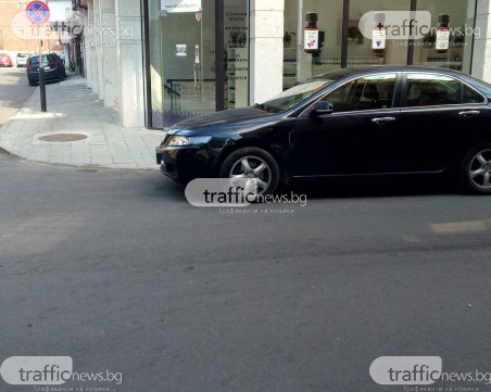 Нелепо! Джип удари паркиран автомобил в Кършияка и отпраши с пълна газ