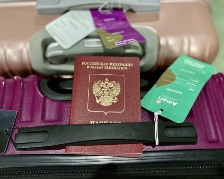 Временно спира издаването на визи на руснаци за България