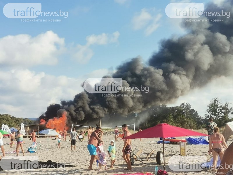 Голям пожар на плажа в Китен, гърмят газови бутилки